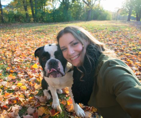 Frau macht Selfie mit Hund